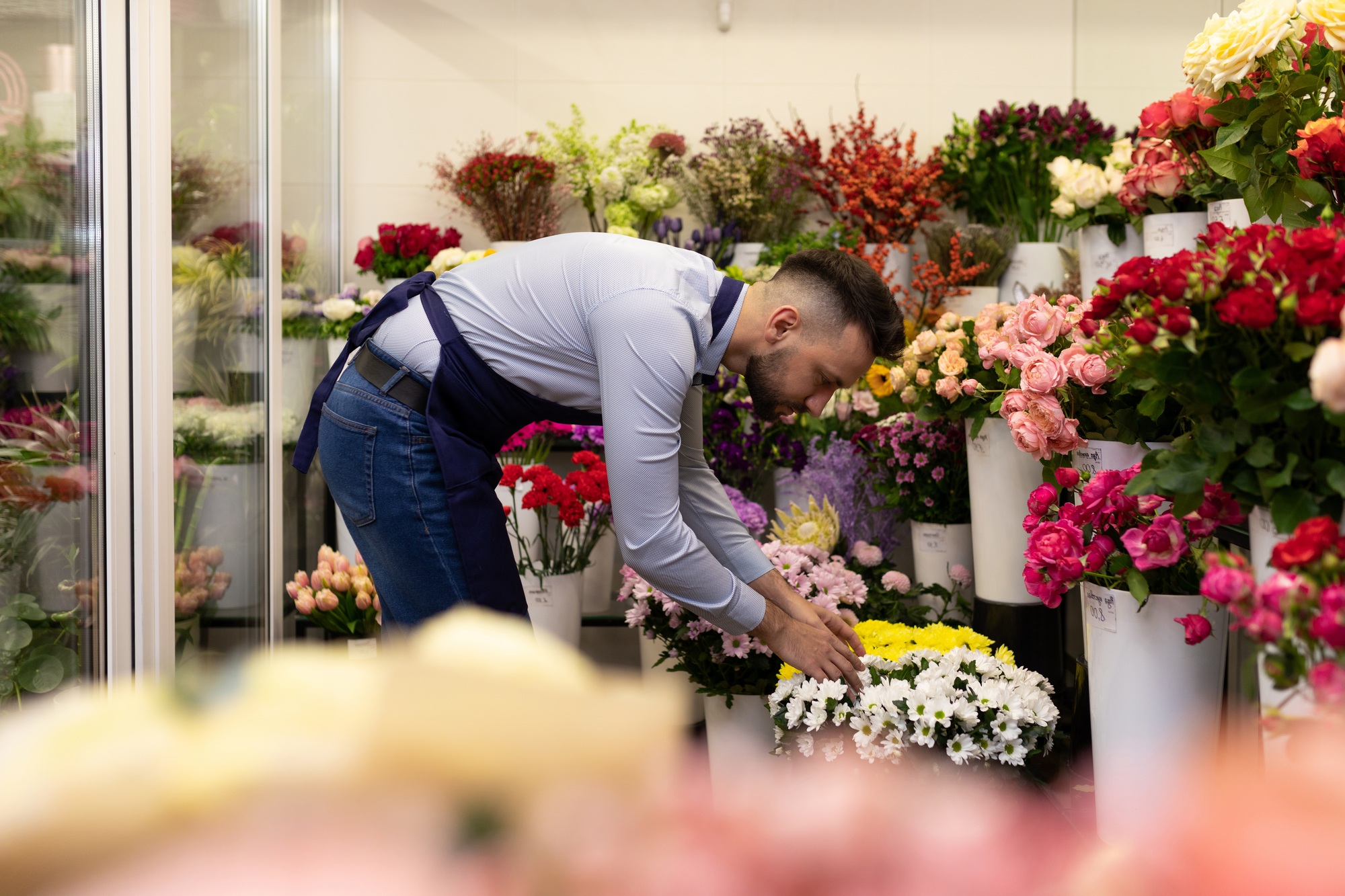 wholesale flower base worker collects the order